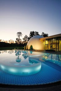 Heilkräftig: In der Therme Bad Aibling spielen Moor und Schwefelthermalwasser die Hauptrolle. Foto: djd/Therme Bad Aibling
