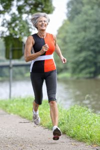 Jogger können praktisch überall trainieren. In schöner Natur macht es besonders viel Spaß. Foto: djd/Traumeel/thx