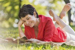Mit einer individuell abgestimmten und möglichst niedrig dosierten Hormontherapie können Frauen in den Wechseljahren entspannt bleiben. Foto: djd/Gynokadin/Corbis