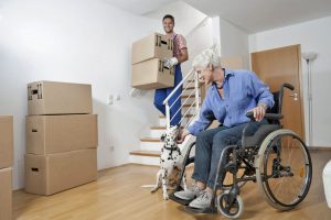 Oft gibt auch ein vorübergehendes Handicap den Anstoß, sich für eine andere, besser passende Wohnform zu entscheiden. Foto: djd/Nürnberger Versicherungsgruppe/Corbis