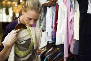 Zwei Drittel der deutschen Verbraucher sind der Ansicht, es sei Aufgabe der Hersteller, eine nachhaltige Textilproduktion zu gewährleisten. Foto: djd/Cotton USA
