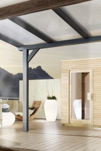 Die Terrassenüberdachung erweitert den Innenraum ins Freie und bietet Schutz und Sicherheit bei allen denkbaren Witterungsverhältnissen. Foto: djd/Wilkes GmbH