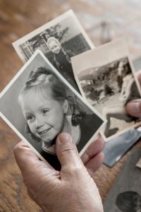 Fotos sind wichtige Erinnerungsschätze - aber zugleich auch stumme Zeitzeugen. Erst mit persönlichen Erzählungen werden sie lebendig. Foto: djd/www.kathrin-truhart.de/Kathrin Truhart